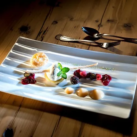 Alois 4 Sterne Superior Szálloda Tux